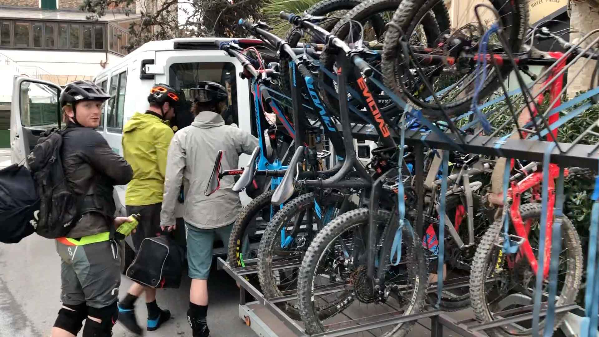 bike trailer met al onze mountainbikes