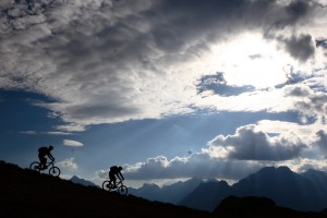Prachtige foto van de Mountainbikers in de Alpen met een mooi wolkendek