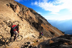 Lekkere trails op de MTB afdalen in de Alpen!