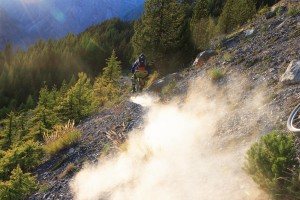 Trail riding in de Alpen met een hoop stof, Trail riding in the Alps with lots of dust