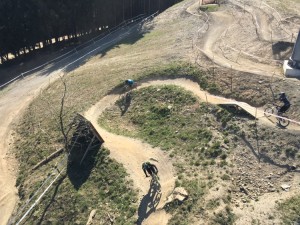 3 downhill bikers die naar beneden knallen in bike park winterberg