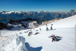 Overliggen en glijden mountainbikers over de besneewde piste tijdens de megavalanche