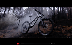 Een meta v4.2 staat in een donker bos met rook overal om de fiets heen