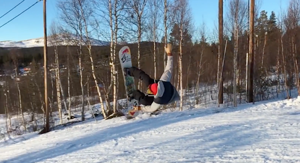 Snowboarder doet een trick