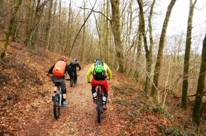 4 mountainbikers klimmen rustig omhoog tijdens hun bike vakantie in de franse ardennen