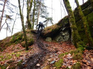 Martijn dropt een trail over een rots formatie in Les Hautes riviere