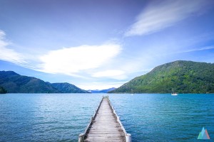 Een kaarsrechte houten pier op een meer in Nieuw-Zeeland