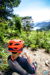 Luch tijd! Een rustig uitkijkend op het meer in Nieuw-Zeeland zit deze mountainbiker even uit te rusten