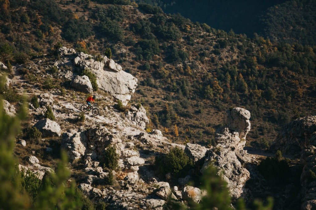 Mountainbiken in de Pyreneeën was een totaal nieuwe ervaring voor mij en gaf een nieuwe definitie van mountainbiken op natuurlijke wandelpaden. Waarom? Ik denk omdat de Pyreneeën net iets wilder en ongerepter zijn dan alles wat ik eerder heb gezien en gereden