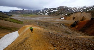 Ijsland landschap met mountainbikers die over een trail rijden