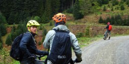 Bram zoekt de weg in het bikepark in Tweedvalley Schotland