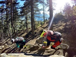 Job van de trail hunters rijdt door een zonnig bos boven op een berg in finale ligure in italië