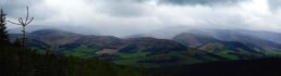 Weids uitzicht over het landschap van Schotland in Tweedvalley, dreigende wolken met regen hangen boven het landschap