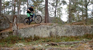 Rauwe edit van een mountainbiker die zijn skills laat zien over dikke rotsen