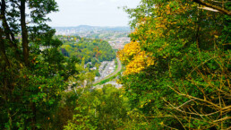 Mooi uitzicht over het dorp Chaudfontaine met herfst kleuren