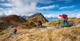 Mountainbike over een bergrug in de Alpen dichtbij verbier