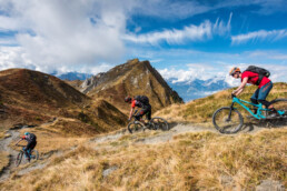 Mountainbike over een bergrug in de Alpen dichtbij verbier