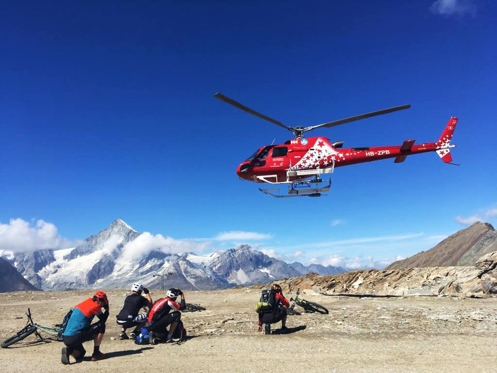 helicopter met mountainbikers in zermatt