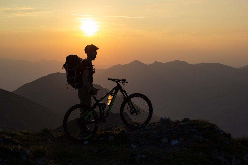 Zons ondergang in Oostenrijk met mountainbiker