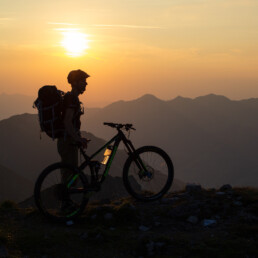 Zons ondergang in Oostenrijk met mountainbiker