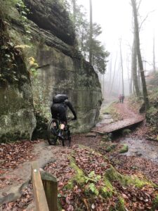 Trails langs de rivier over stenen en trappen in Echternach