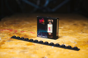 VHS tape om je ketting stiller te maken