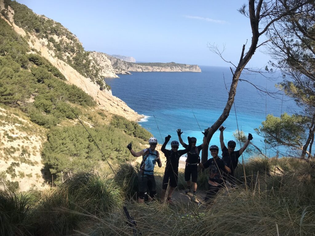 Mountainbiken op Mallorca in de winter is iets dat je niet wilt missen. Aangename temperaturen, mooie rocky trails, blauwe zee en mooie dorpjes.