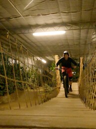 hangbrug op mountainbike trail in Indoor Mountainbike Almere