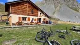 Frankrijk enduro riding, AlpAdventures, berghut pauze