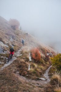 Enduro riding Italie, fog, rocky trails