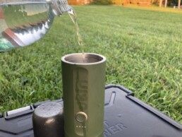 Outin Nano Espresso Machine op de camping water bijvullen